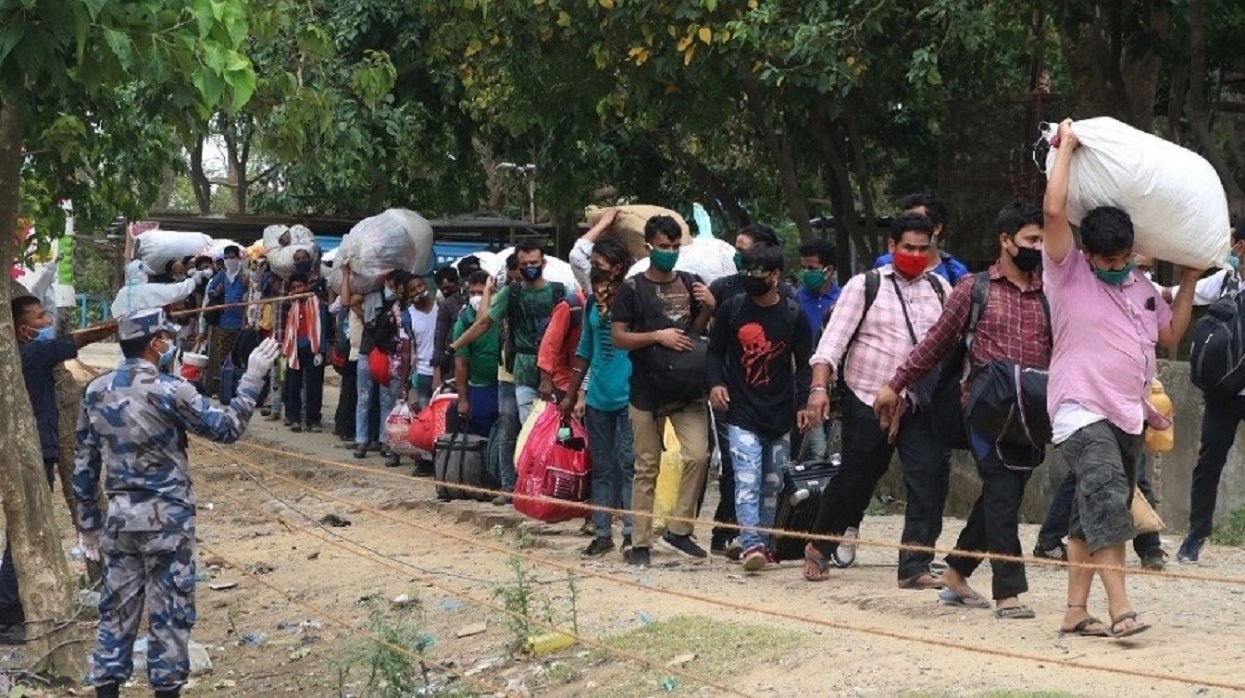 कोभिड खोप र रोजगारीको आश्वासनपछि भारत फर्कन थाले नेपाली कामदार, सीमामा घुइँचो